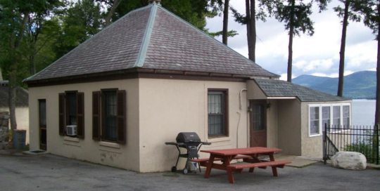 Cooper's Point exterior, picnic table and gas grill